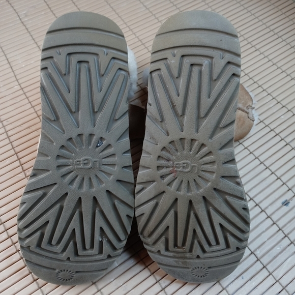 UGG Bailey Button Chestnut Brown Suede Sheepskin Lined Boots Women's 6 1016226. - Picture 10 of 10